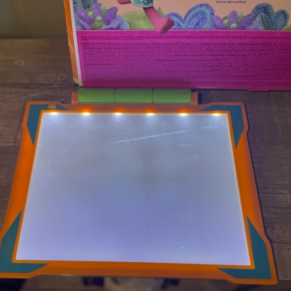 Crayola Trolls Light-up Tracing Pad Art Tool Bright LED Easy Tracing - Picture 3 of 7